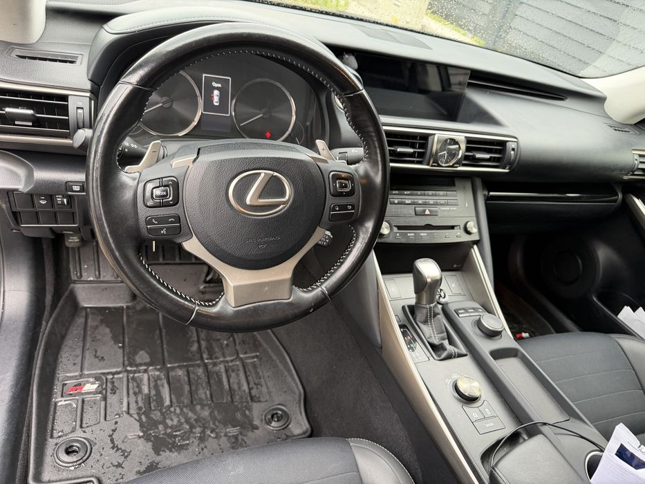 Lexus is 300h hibrid