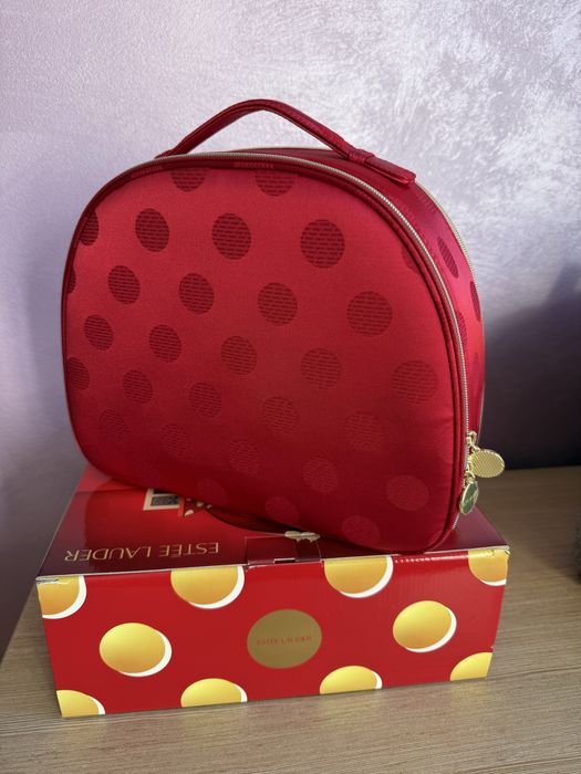 Estee Lauder -нов оригинален козметичен куфар/чанта