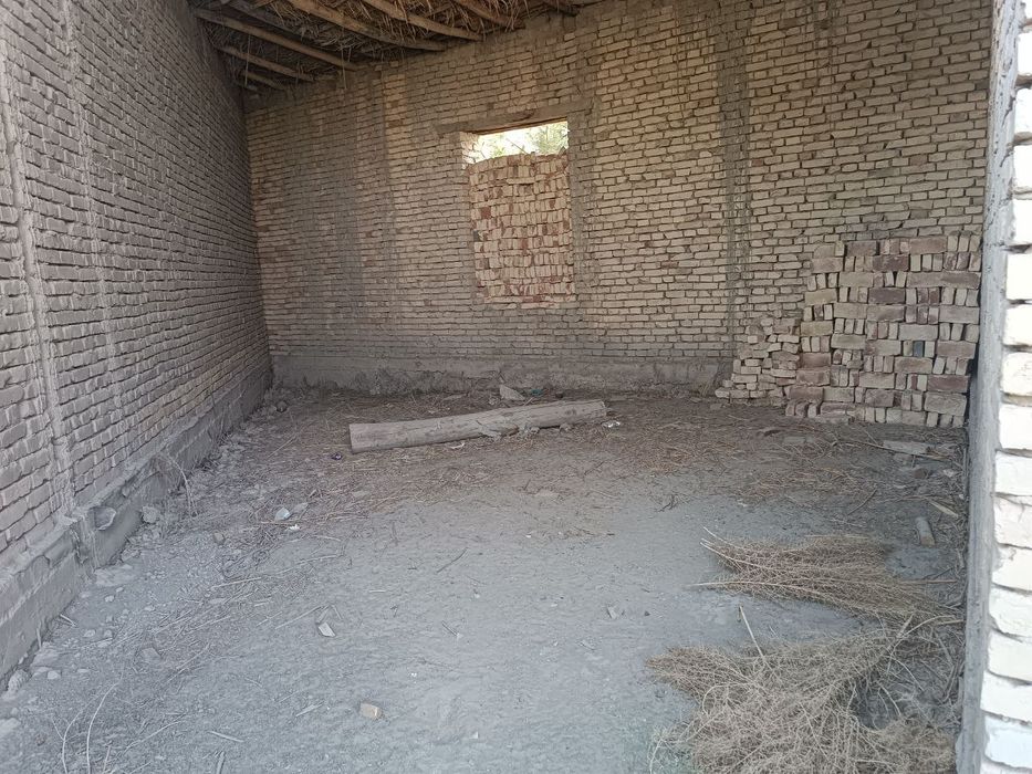 Uy sotiladi İpodrom bozori ketaverishda taxta bazani oldida