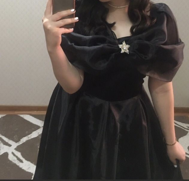 Қара көйлек сатылады!