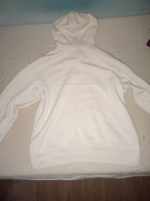 „Hanorac alb streetwear M/L cu glugă – stare bună”