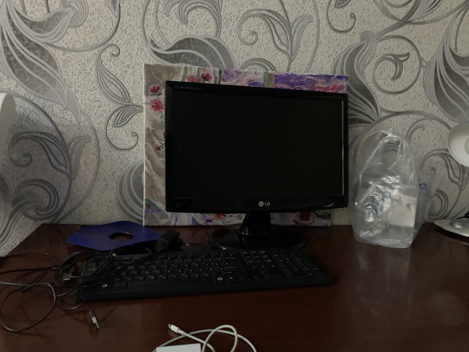 продам компьютер кейборд  и стол