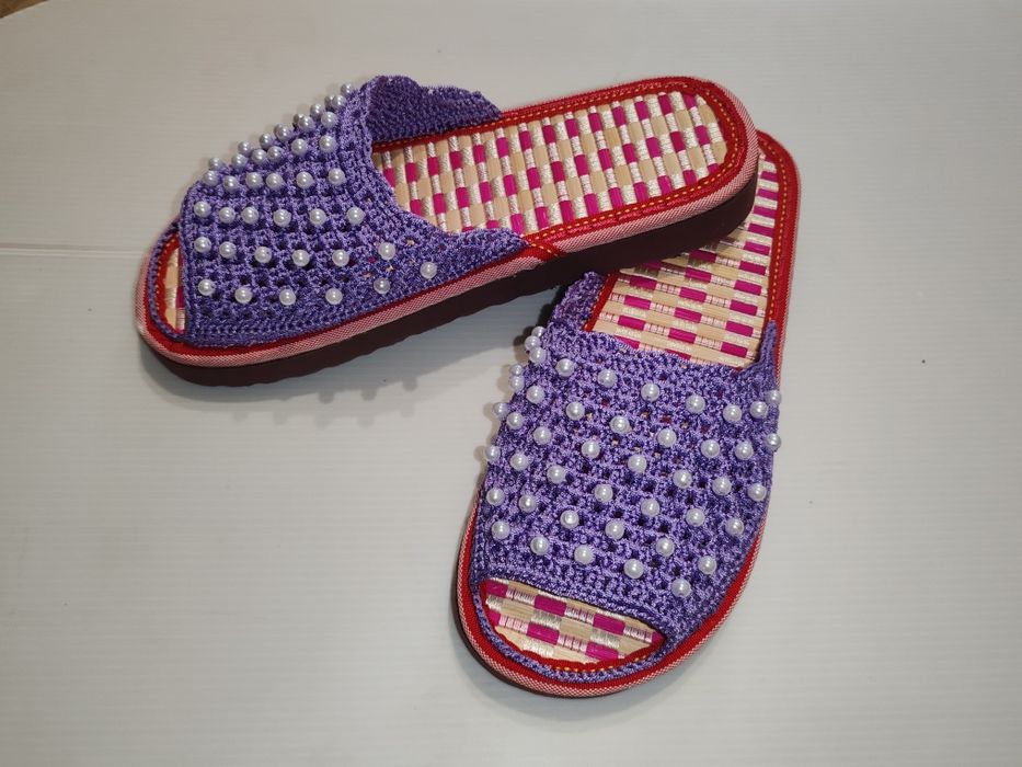 Қолдан тоқылған аяқ киімдер