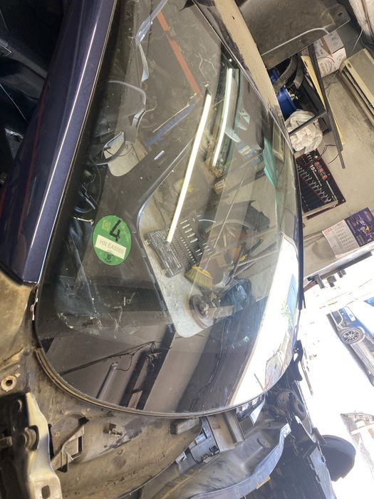 Челно предно стъкло пасат б7 2012г оригинално отлично