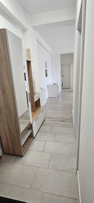 Proprietar închiriez apartament 2 camere, bloc nou, zonă Centrală, cu loc de parcare inclus in curte