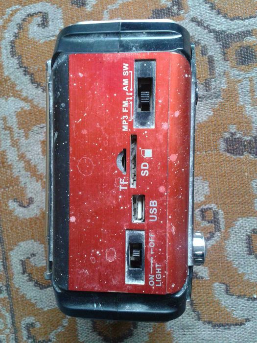 Продавам радио с флашка и фенерче