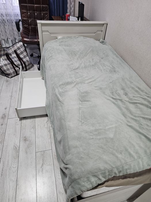 Кровать с матрасом