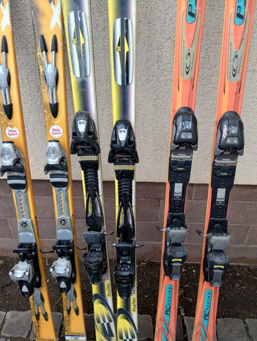 Vând schiuri. Au între 1.6 metri și 1.85 metri.