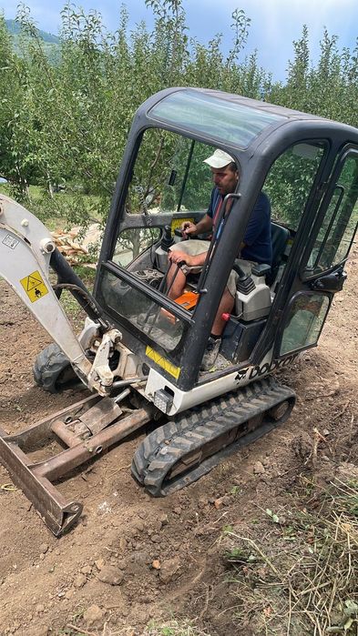 Execut lucrari cu mini excavator