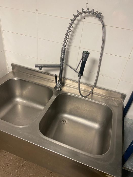 Cuptor, mese , vitrină chiuvete horeca