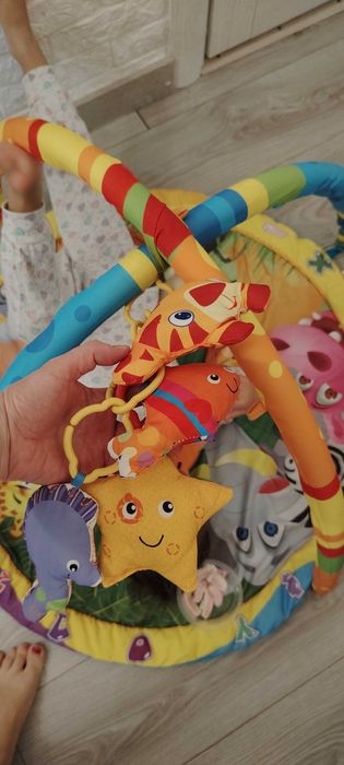 Детский коврик с игрушками