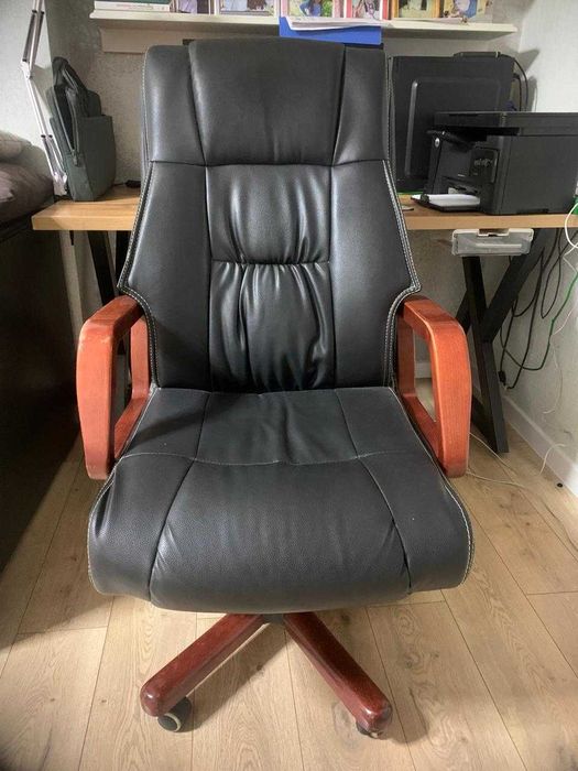 Продается офисное кожаное кресло