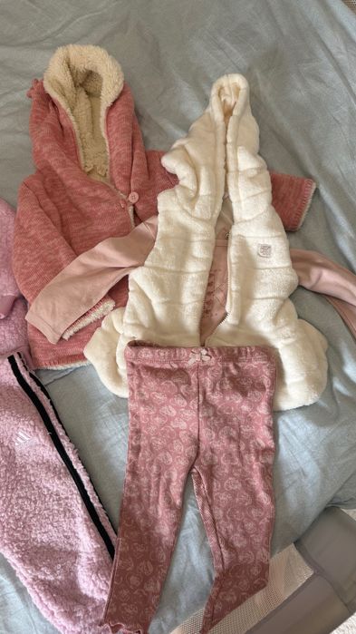 Vând un set de haine de firmă pentru fetiță 3-6, 6-9 luni.