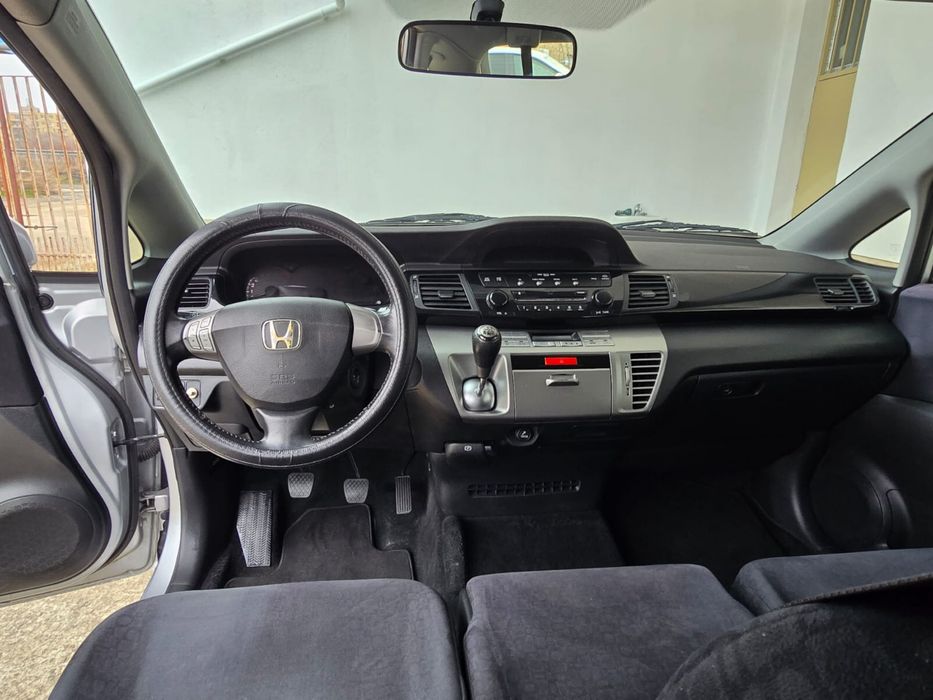 Honda  6 мест fr-v в добро сьстояние