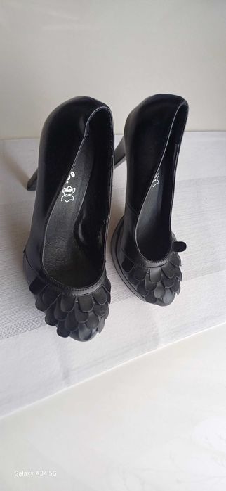 Подарявам дамски обувки на висок ток