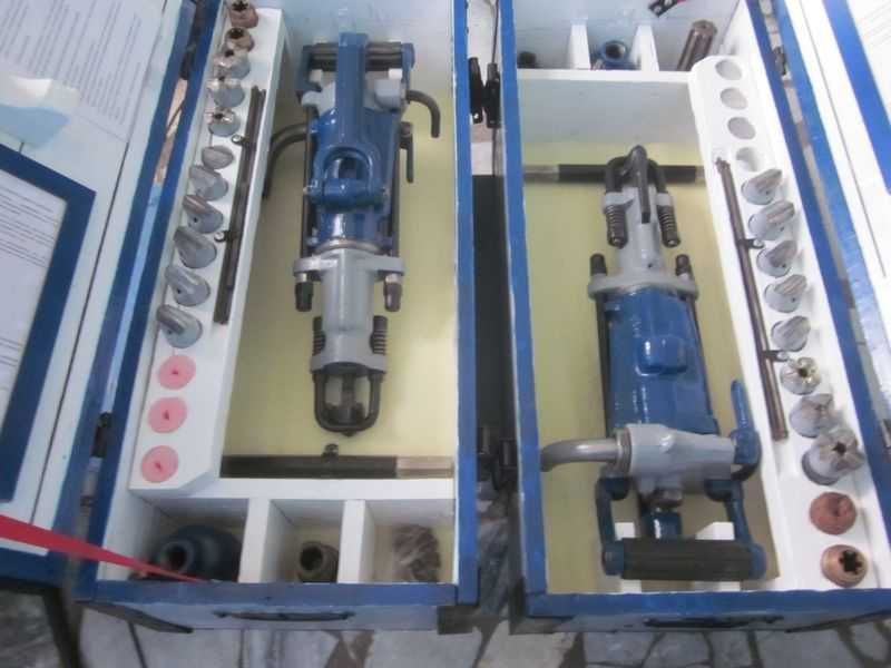 Продаю срочно   пневматический перфоратор-отбойный молоток.