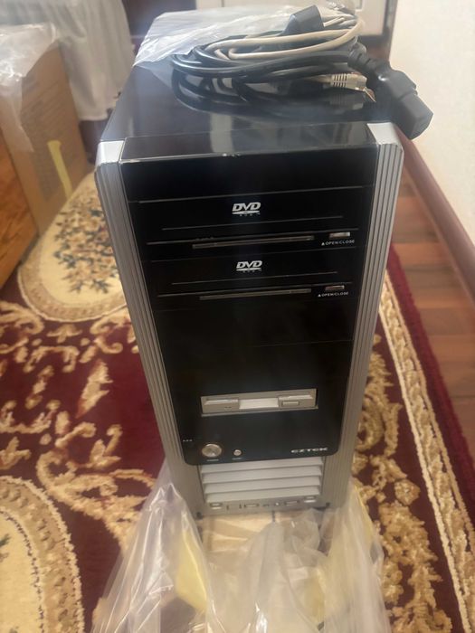 Кейс с материнской платой, процессором, видеокартой и оперативкой