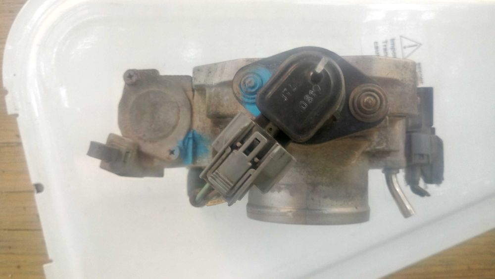 Продавам дросилова клапа за Honda civic 98година 1400 кубика