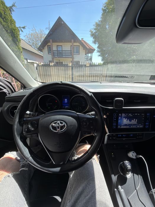 Toyota Auris 2017 hybrid 1.8 automat