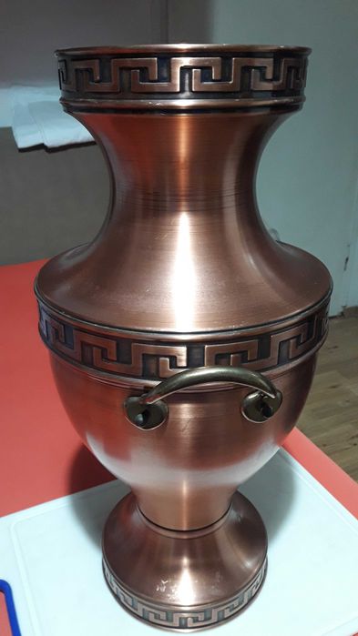 медна ваза с орнаменти
