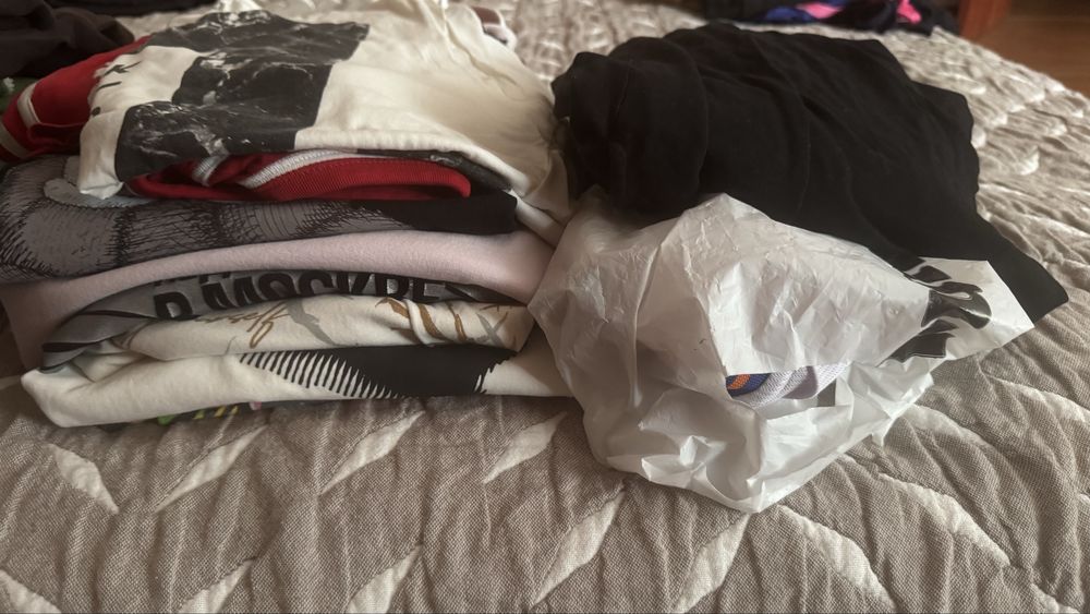 Вещи 2 пакета майки шорты и тд.