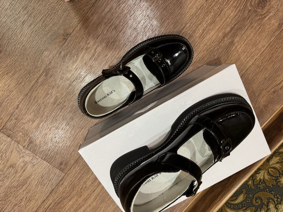 Продам школьную обувь для девочки