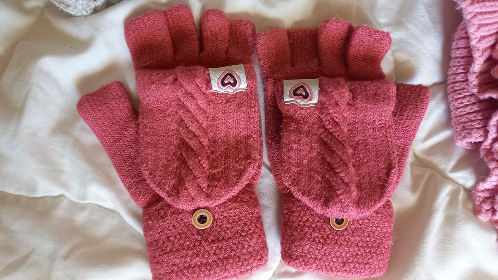 Лот от 3 бр. Шапки,  шал и ръкавици