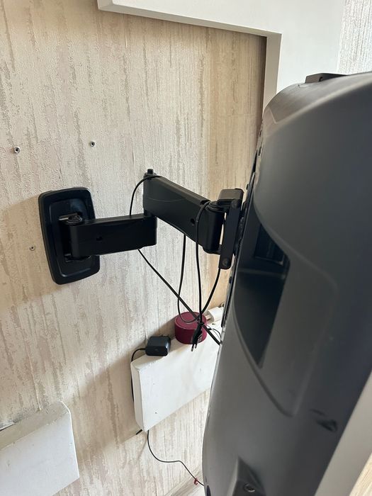 Телевизор Sony с настенным кронштейном