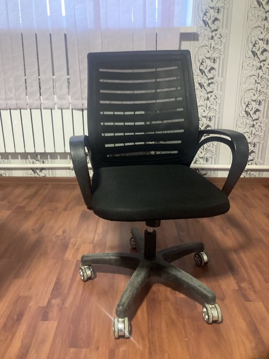 Офисные стулья на колесиках