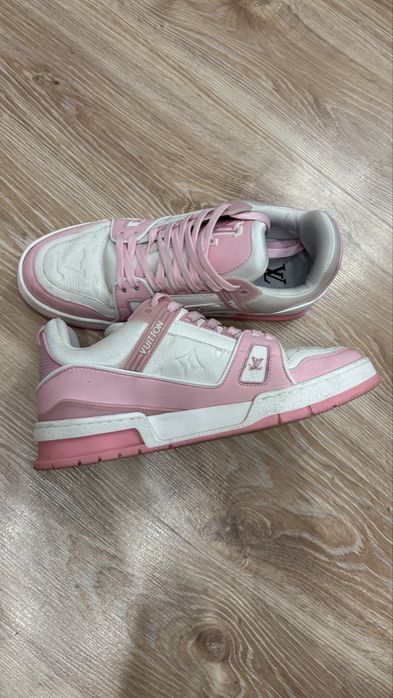 Lv trainers.