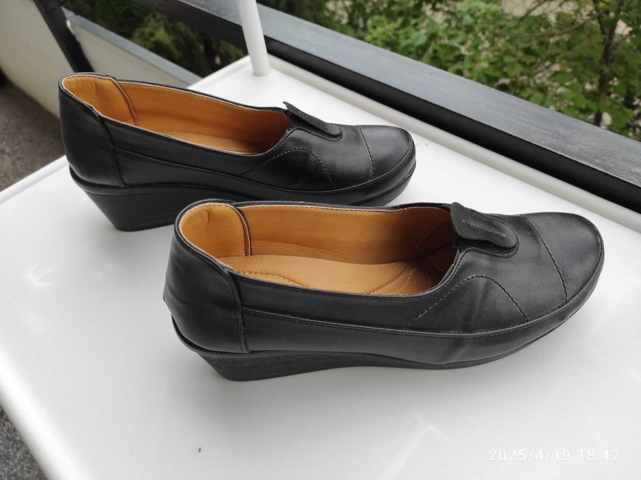 Продавам дамски черни обувки