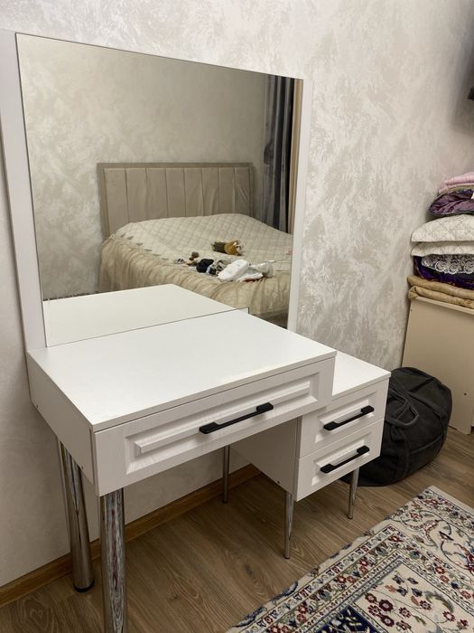 Туалетный столик с зеркалом