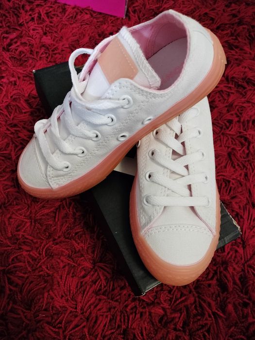 Vând Încălțăminte Converse