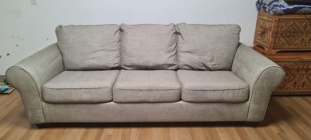 Диван трехместный в хорошем состоянии