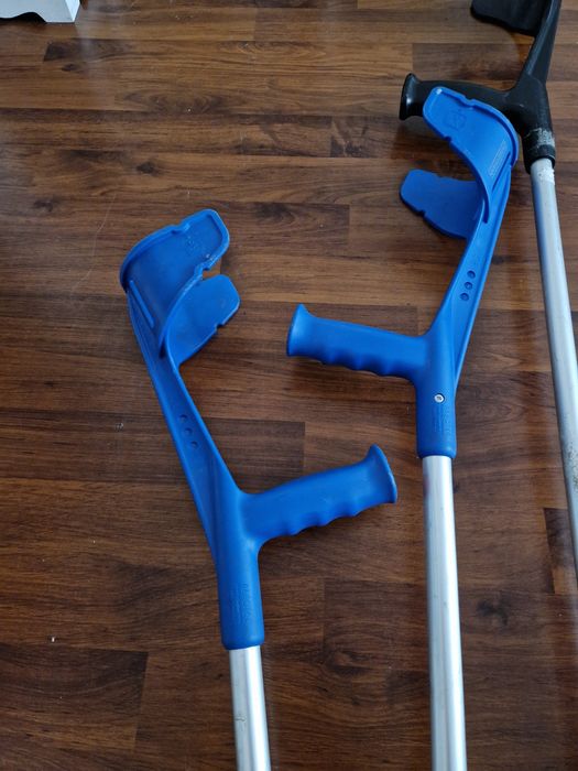 Vând carje medicale