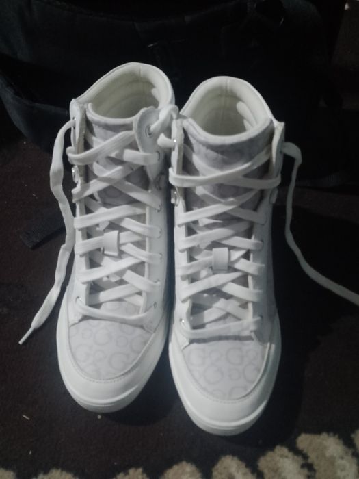 Ayollar uchun. Oq rangli krasofka.