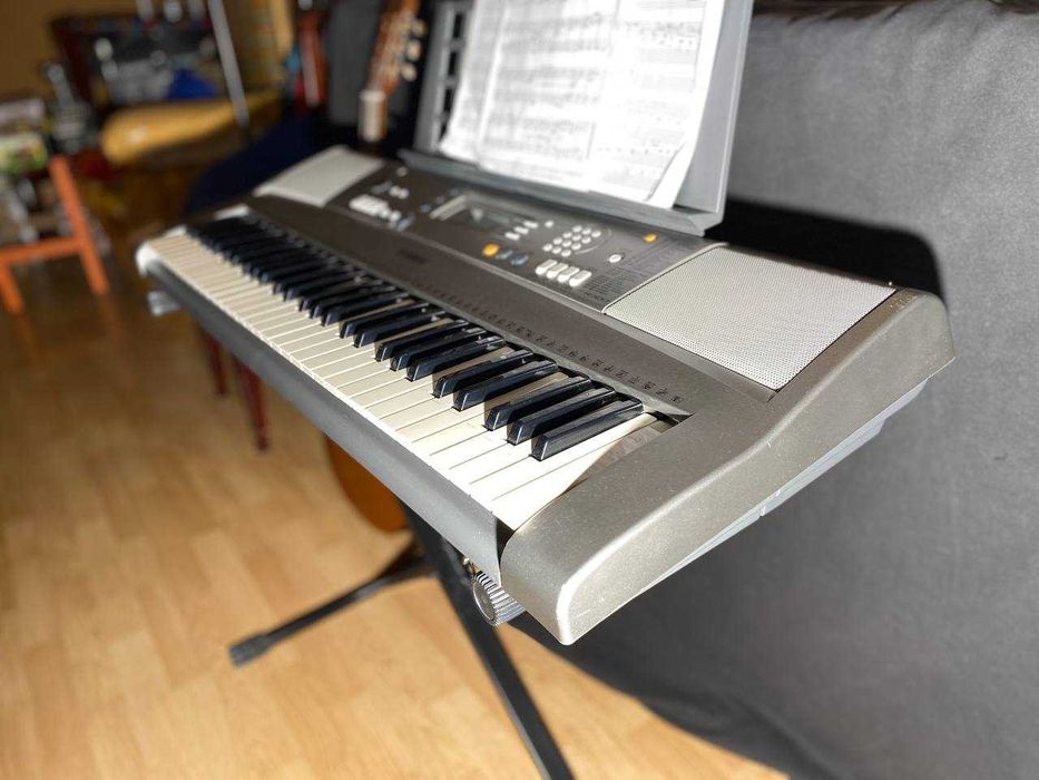 Синтезатор Yamaha PSR R300