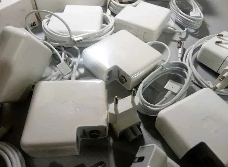 зарядка на Macbook (блок питания)