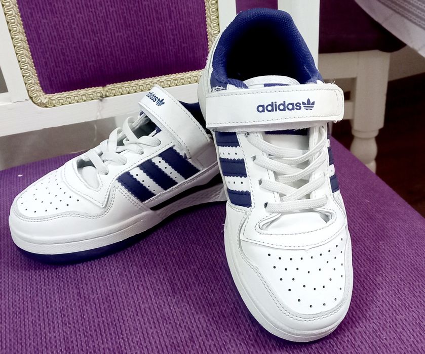 Спортивные кроссовки