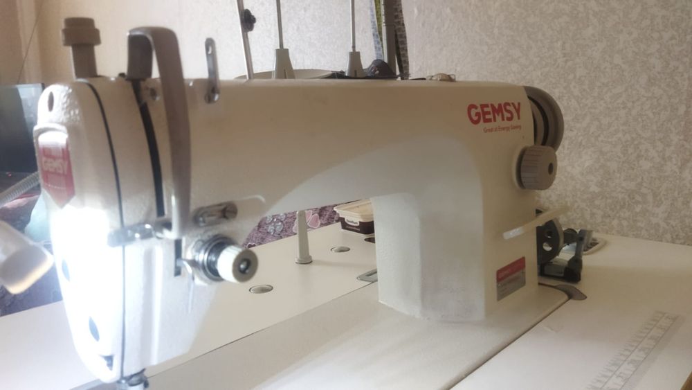 Продам швейную машину