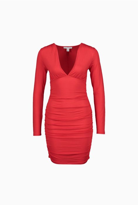 Елегантна рокля в червено с набран ефект