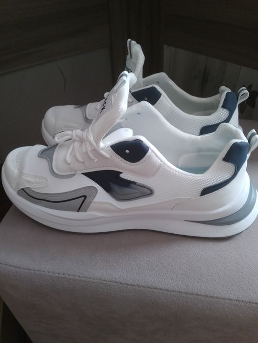 Продам мужские кроссовки