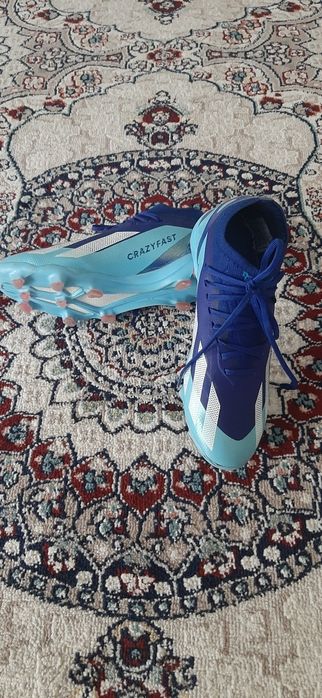 Бутси футбол уйнаш учун