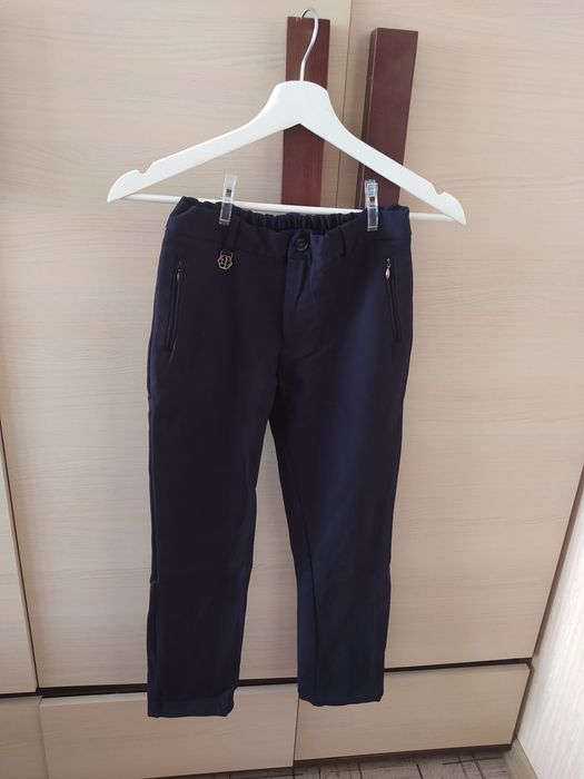 Брюки школьные, рубашки белые на 2-3 класс