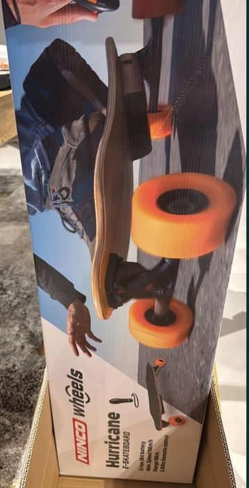 Skateboard electric cu telecomanda și încărcător nou in cutie