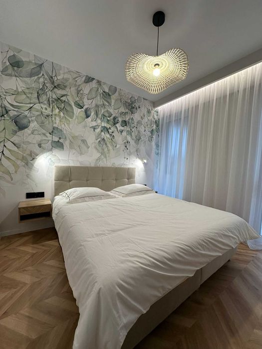 De închiriat – Apartament modern 3 camere, cu piscină și parcare