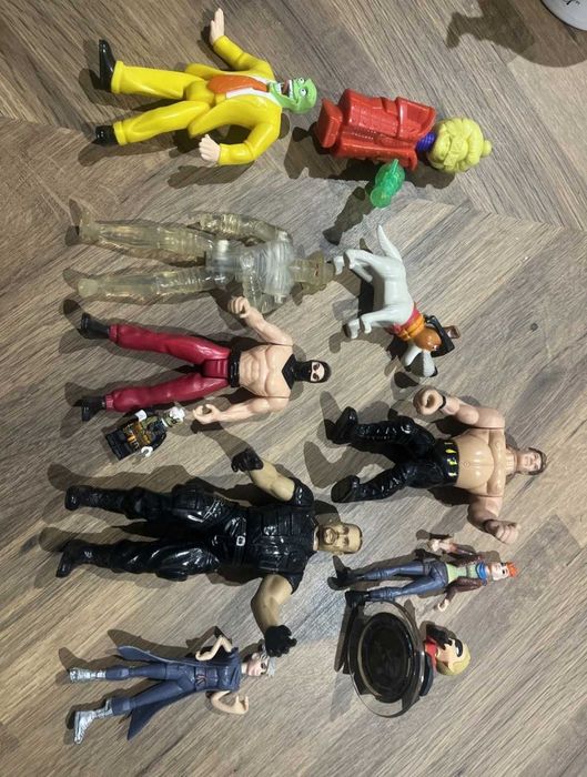 Продавам различни видове редки фигурки(играчки).