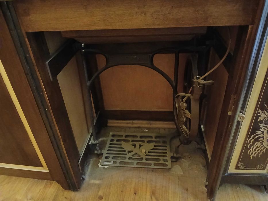 Антикварная швейная машинка