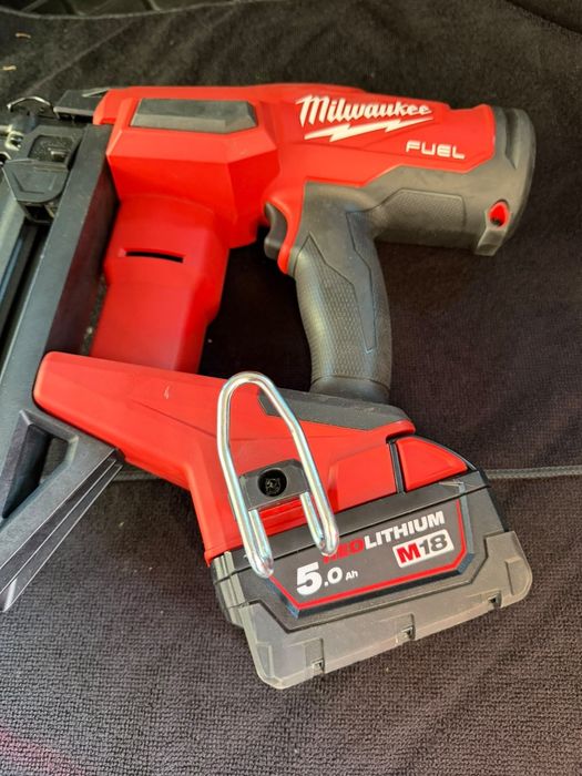 Milwaukee pistol de cuie pe acumulator