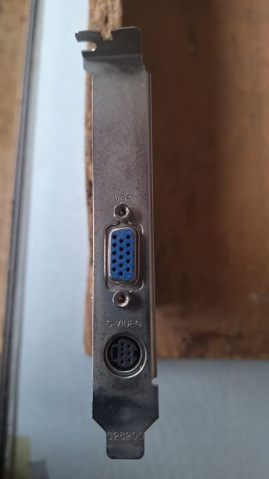 Продавам видео карта ATI RADEON 7000 Sapphire